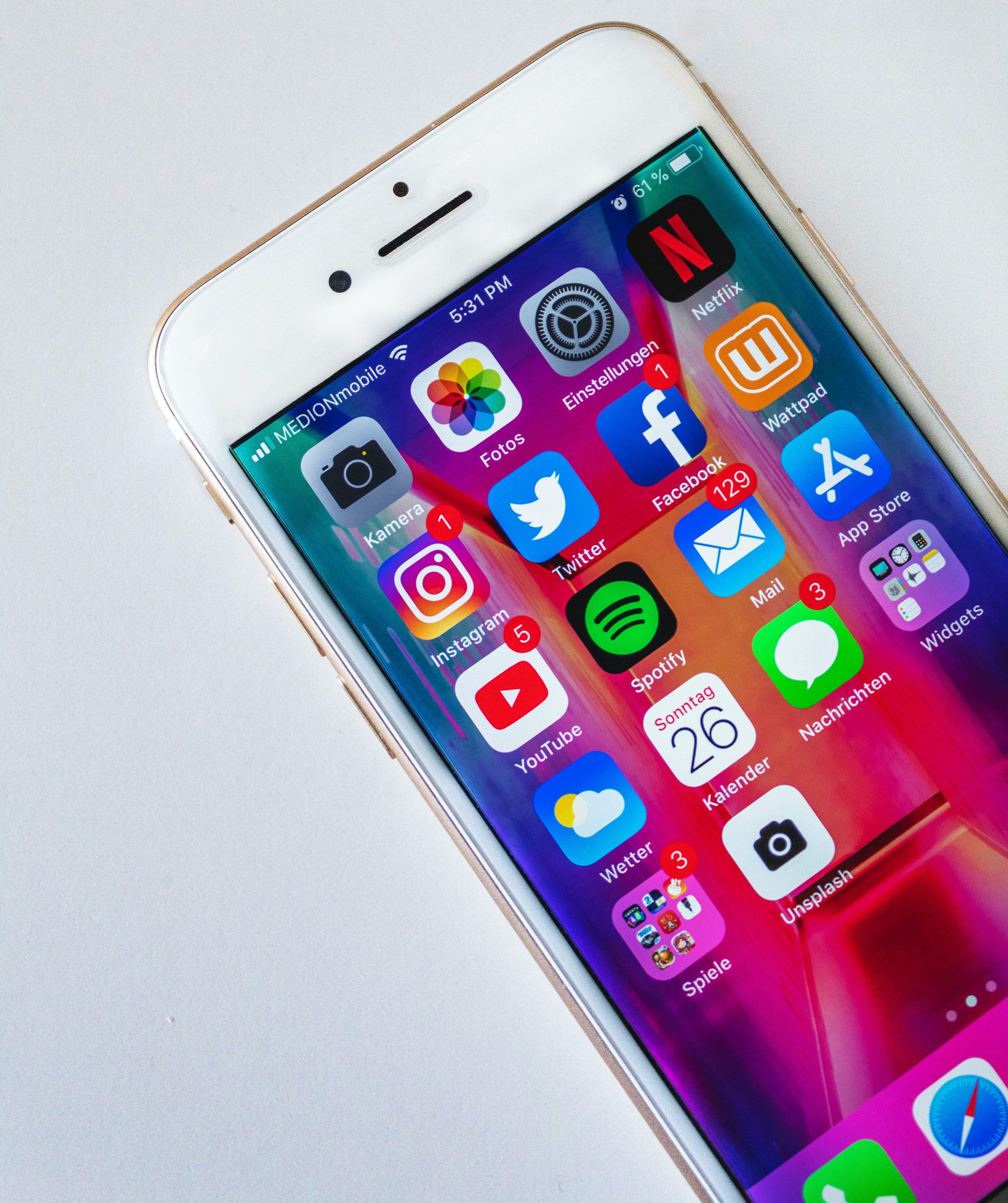 Converting social traffic into website sales: the feed-to-purchase chain